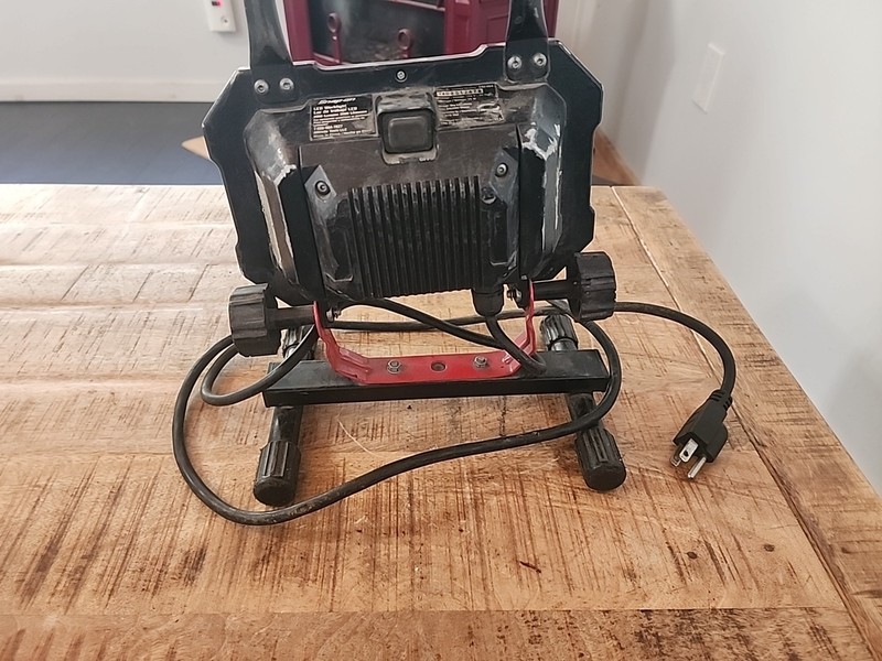 Snap On Tool LED Work Light 2000 Lumens 120 Volts AC 692404 25 Watts gallery