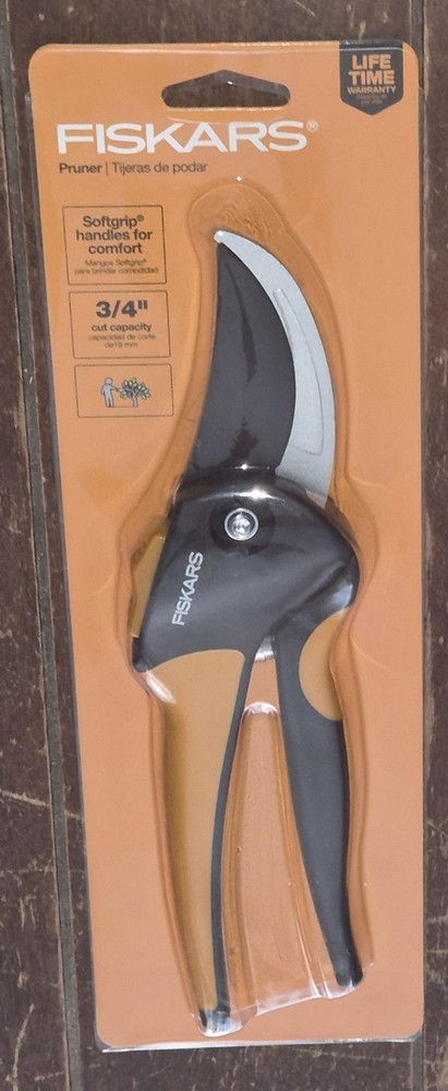 Fiskars Pruner ~Cuts up to 3/4" Branches & Stems~ Item #379441