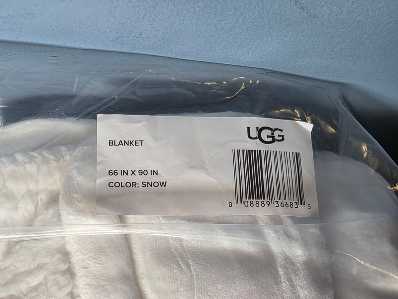 UGG Reversable Blanket 66"x90" Snow White Twin/ Twin XL Fleece Fluffy Cozy Plush gallery