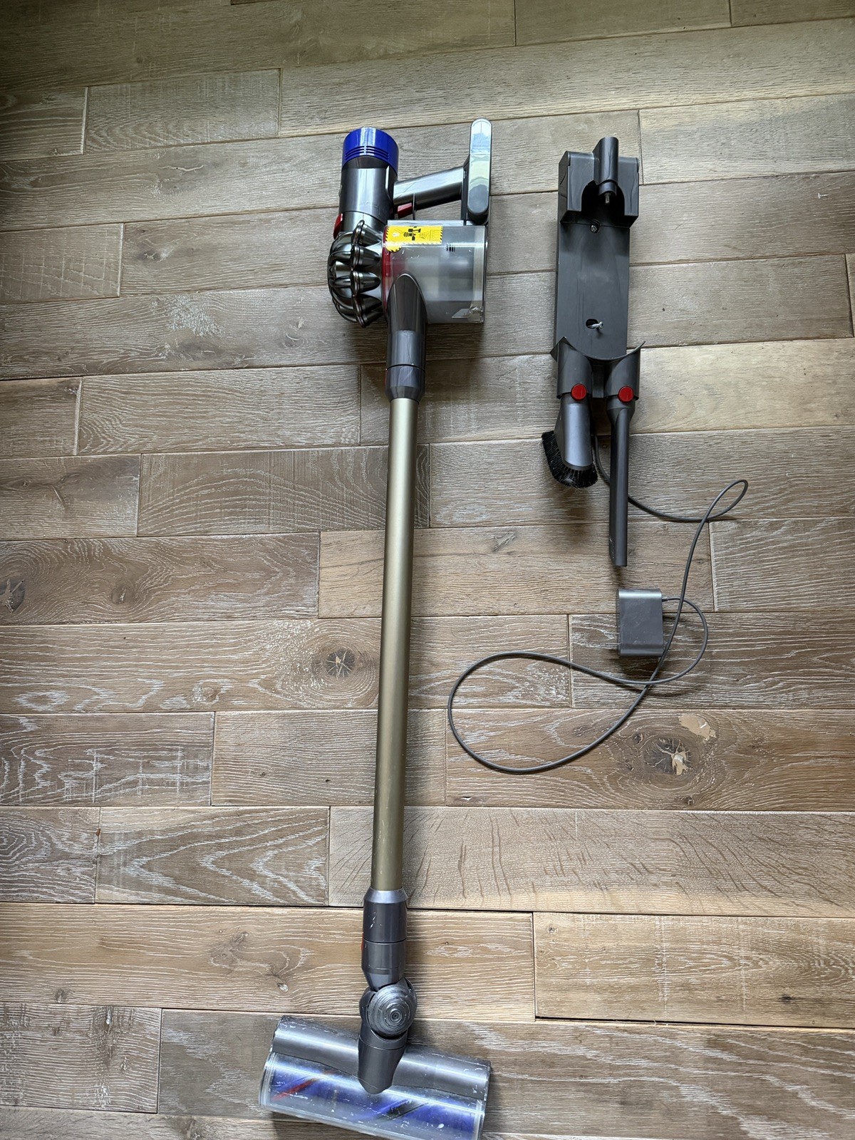 Dyson V8 Animal Cordless Vacuum Cleaner Stick For Parts gallery