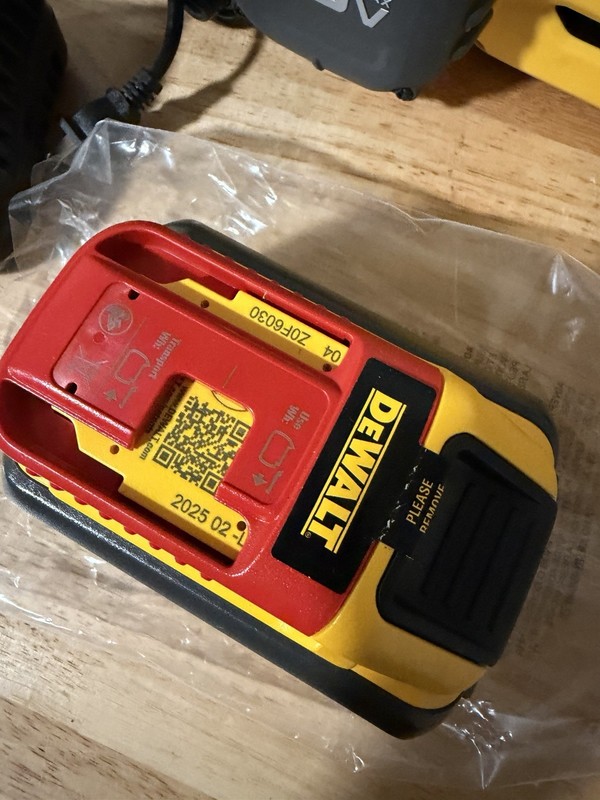 Dewalt 60v Max Flexvolt 18” Chainsaw Kit DCCS672X1 gallery