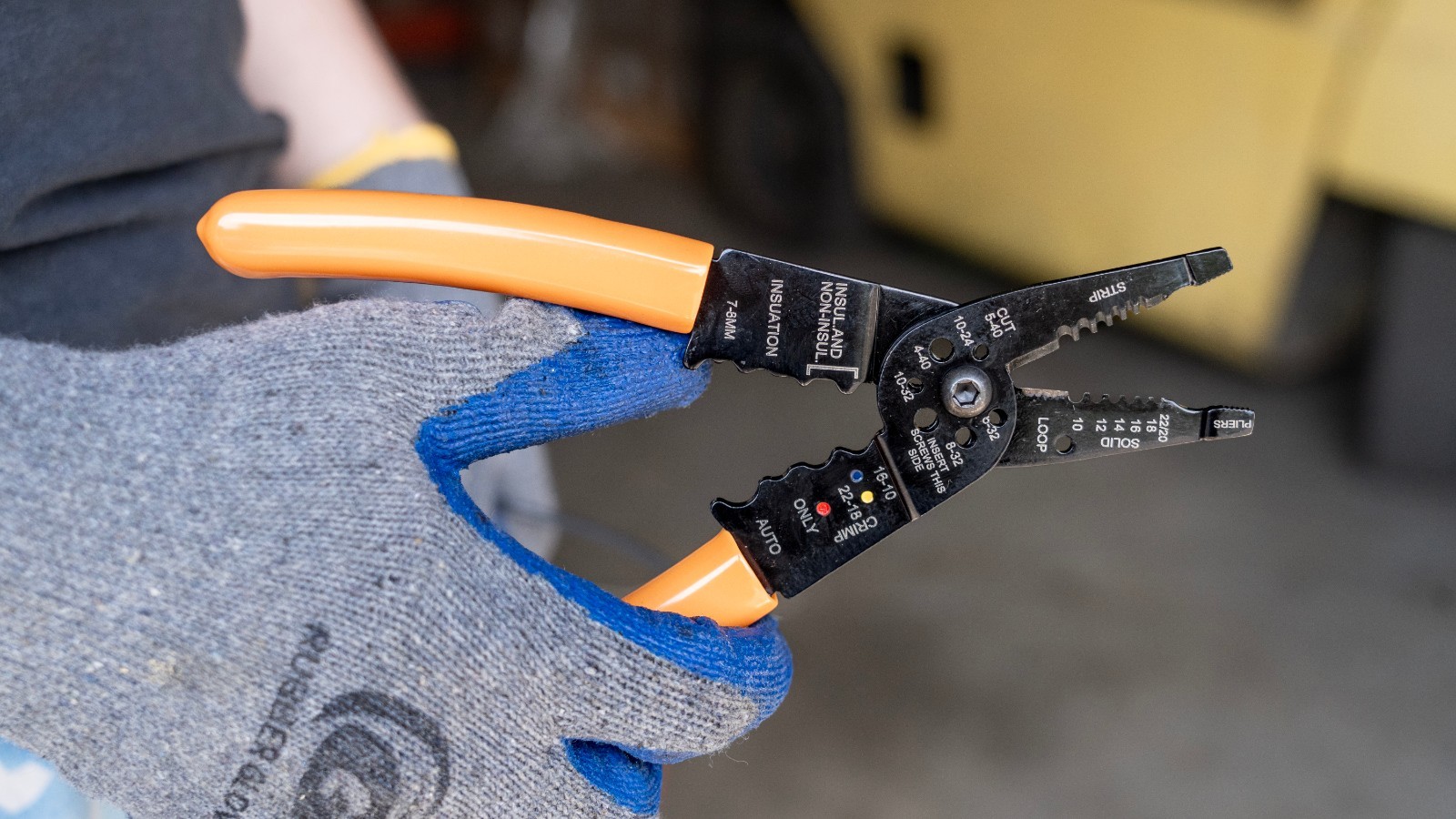 1 PIECE HIGH QUALITY WIRE STRIPPER, STEEL BODY, PVC HANDLES gallery