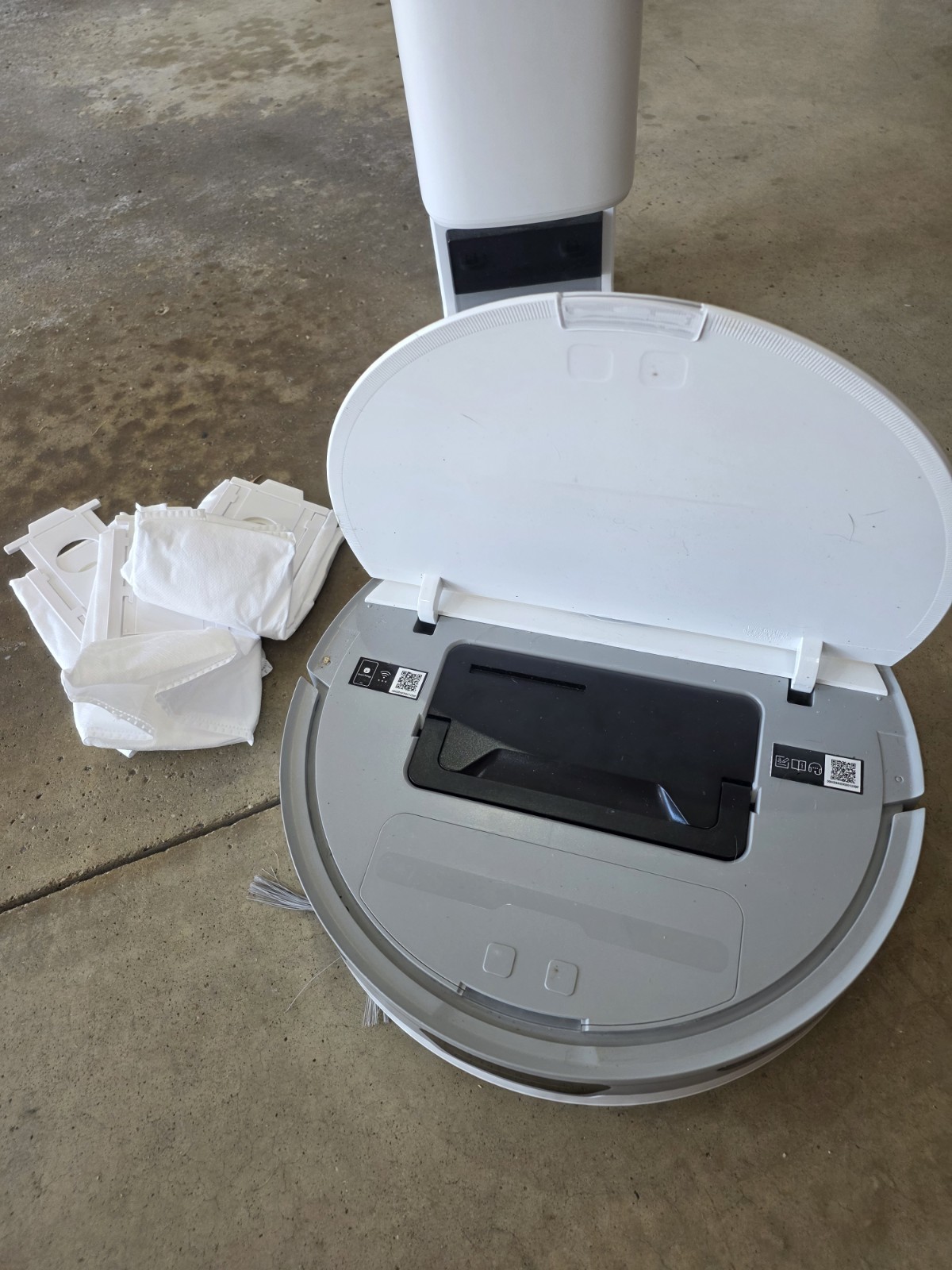 Samsung Jet Bot+ Robotic Vacuum Cleaner with Clean Station gallery