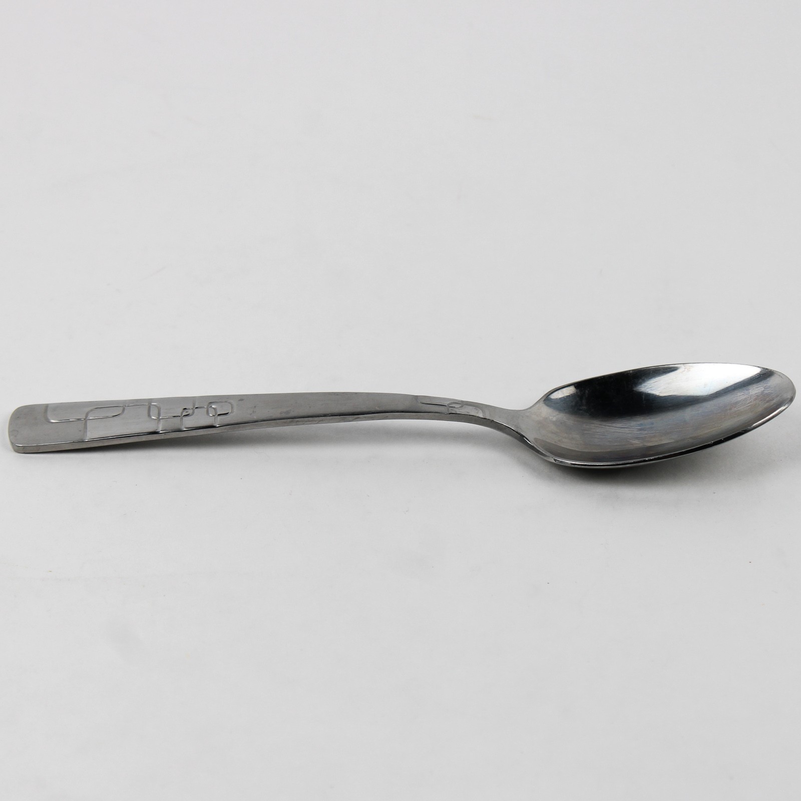 A Set of 4 Oneida Quadratic Pattern Oval Soup Spoons Glossy Frosted 7 Inches gallery