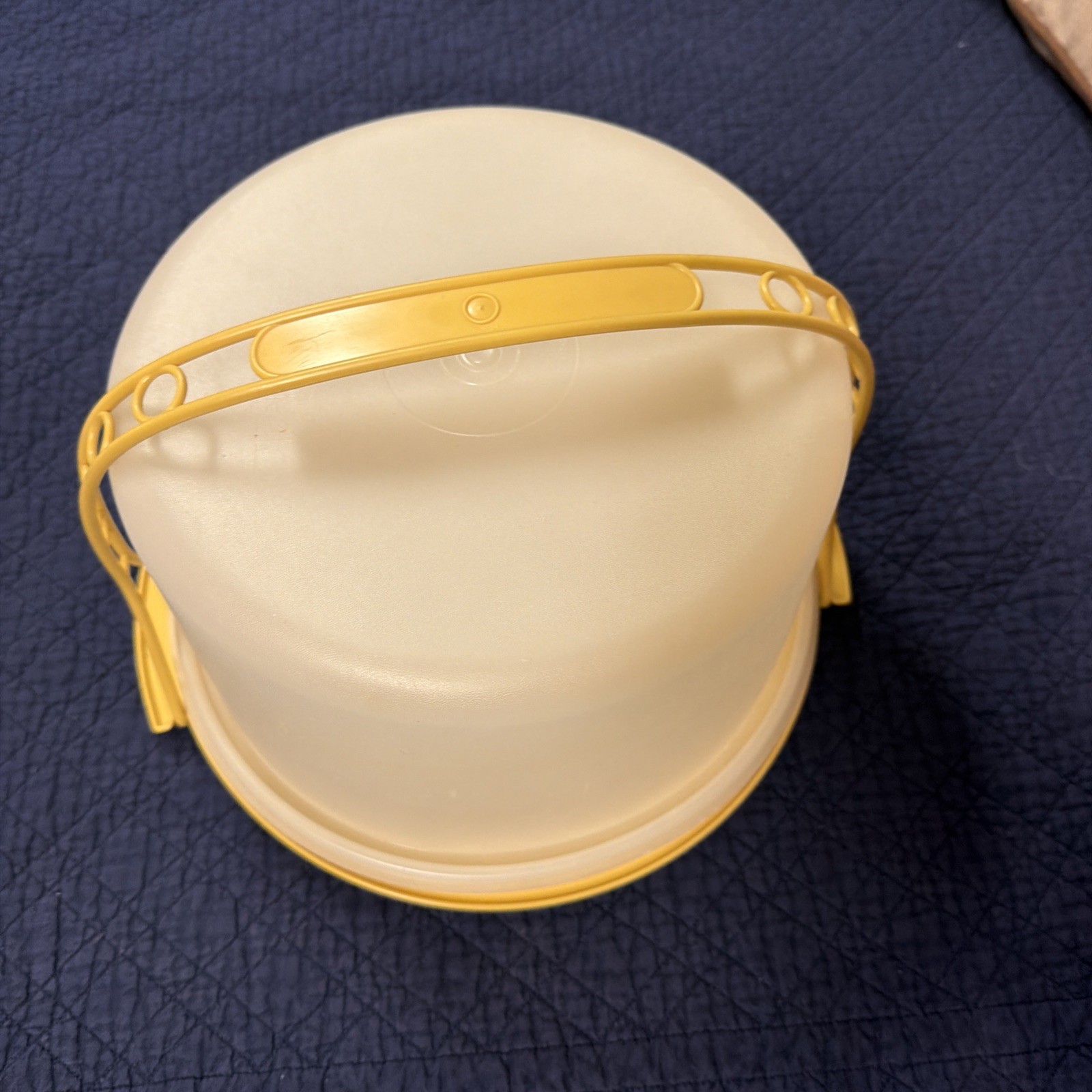 Vintage Tupperware Round Cake Taker Carrier 683-5 624-24 Yellow Handle 10 Inch gallery
