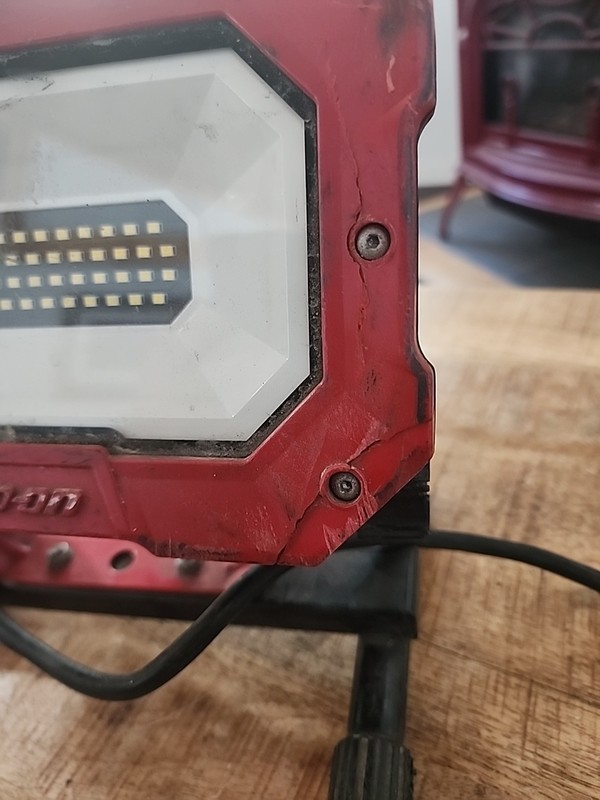 Snap On Tool LED Work Light 2000 Lumens 120 Volts AC 692404 25 Watts gallery