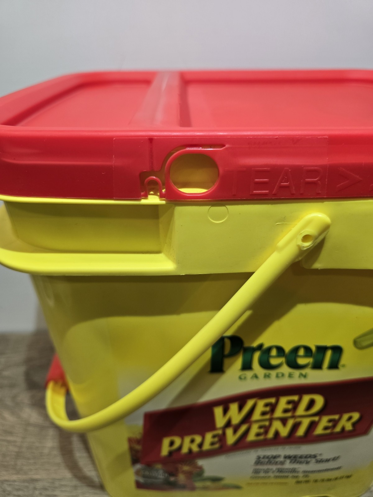 Preen Garden Weed Preventer Blocks Weeds up to 3 Months (18.75 LBS, 3000 ft²) gallery