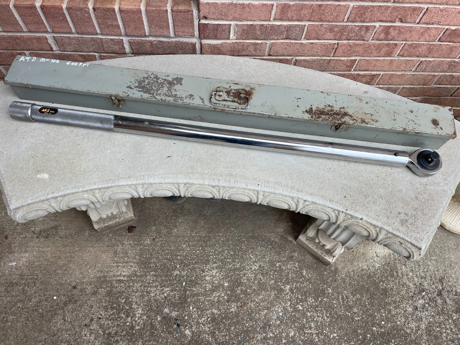 ATD Tools Model 106 Ratcheting Torque Wrench; 600Ft-Lbs; 3/4 Drive in Metal Case gallery