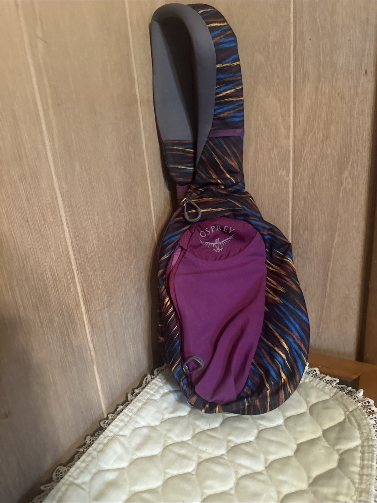 purple patterned Osprey Daylite sling bag designed for everyday carry