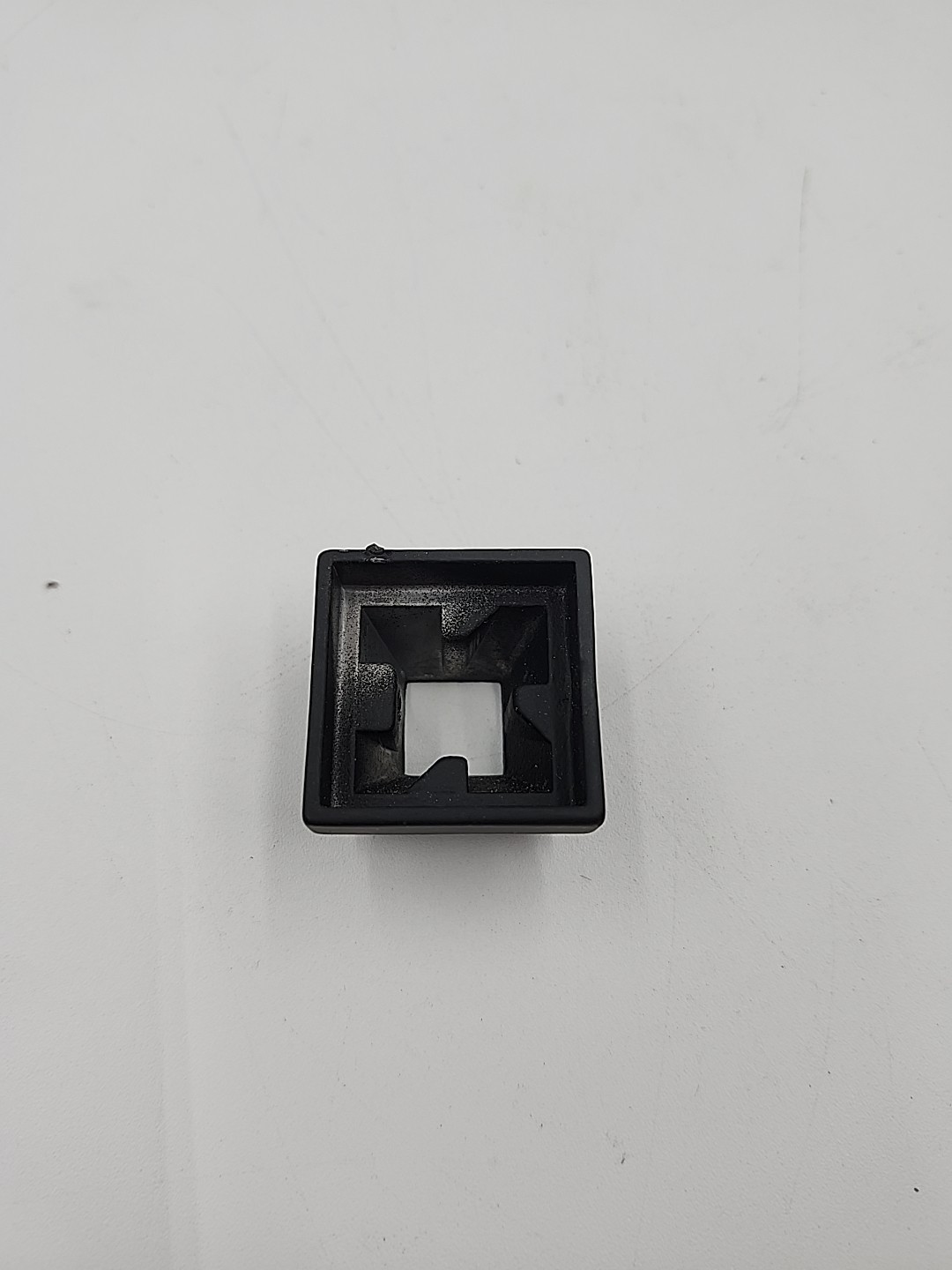 Decorex Hardware flat shoe designed to cover mounting holes for 1/2-inch square gallery