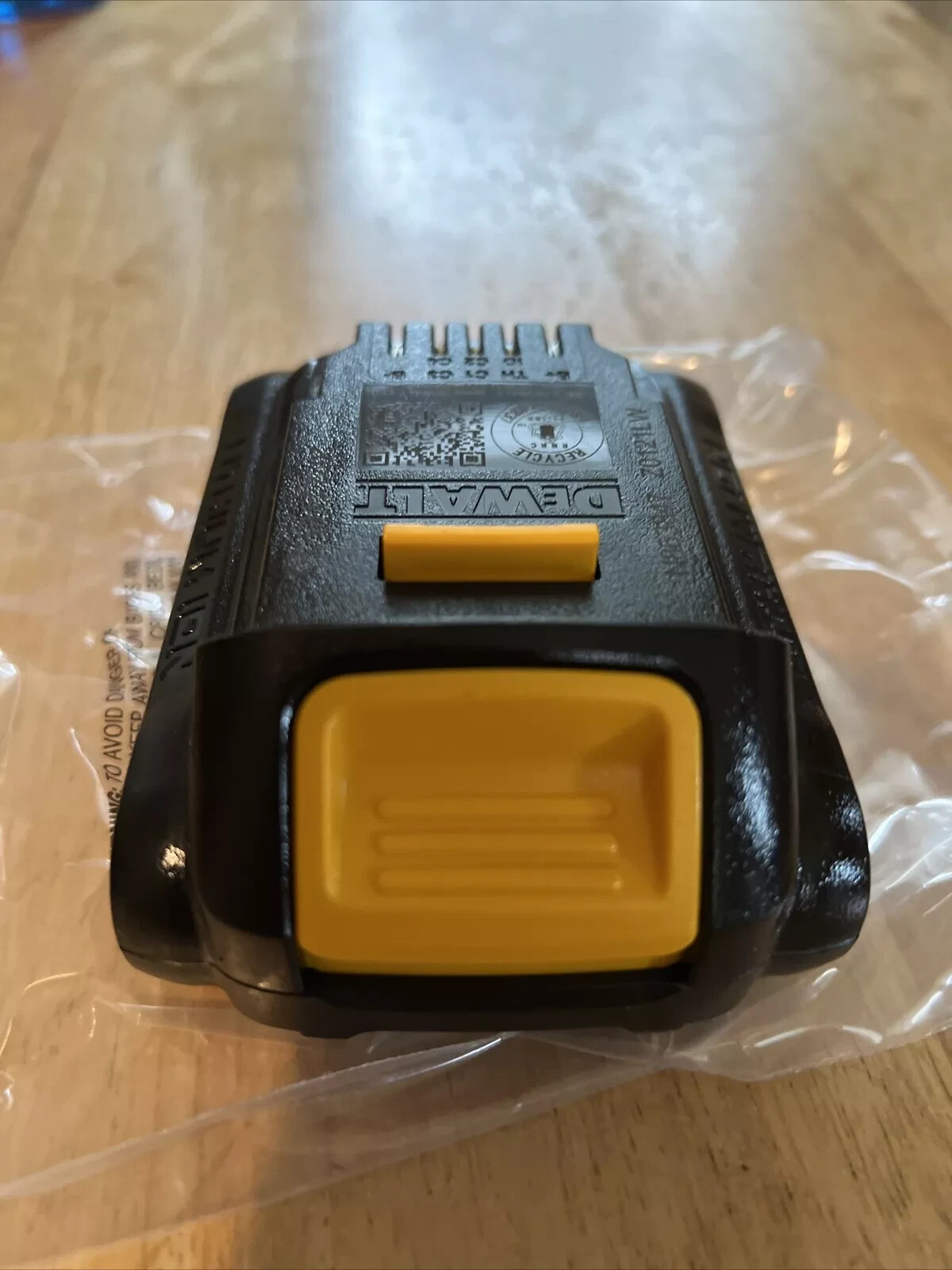 GENUINE DEWALT DCB201 20V Volt Max Li-Ion 1.5Ah Battery - NEW gallery