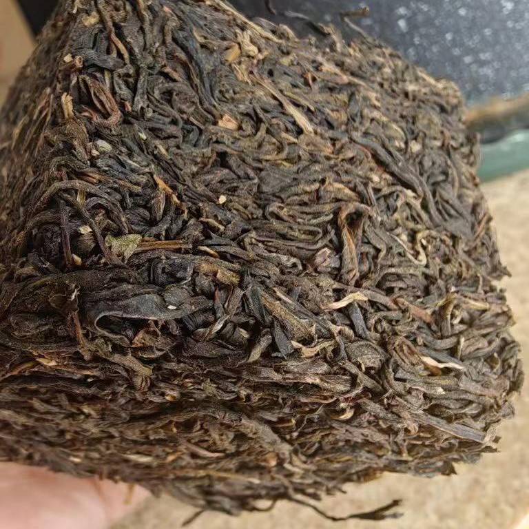2009 Lao Man'e Sweet Ancient Tree Raw Pu-erh Tea 480g | Aged Sheng Cake gallery