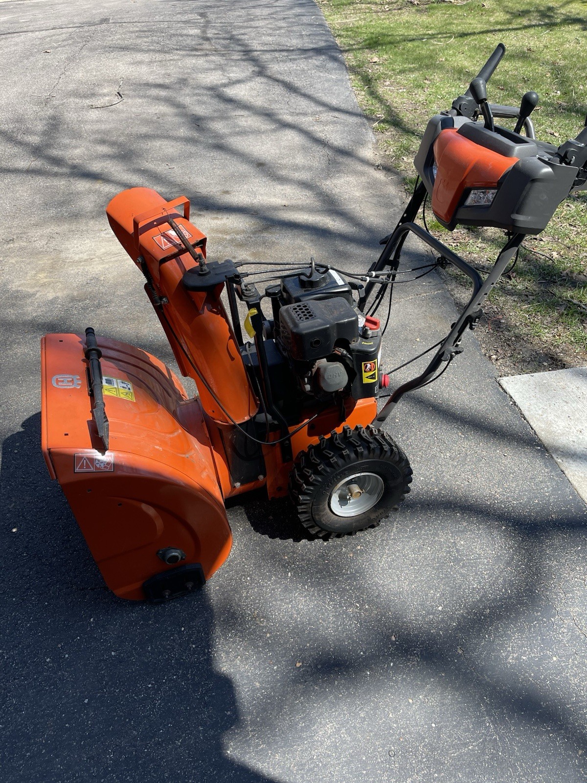 Husqvarna ST224 Two Stage 24-Inch Snow Blower Electric Start LED 208cc Steel gallery