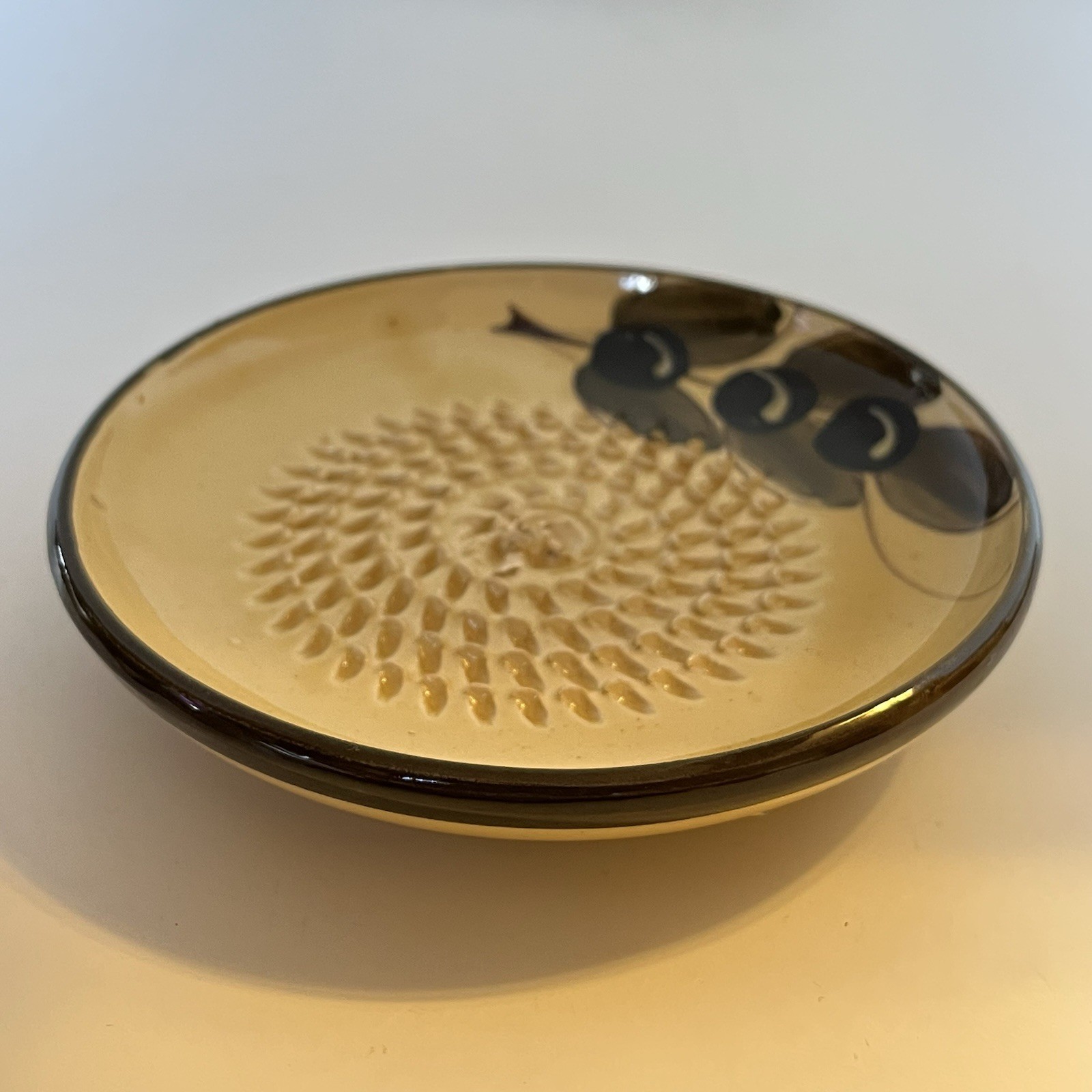 Garlic Grater Zester Rasper 4 3/4" Plate Dish SPAIN Ceramica Andaluza RUPI 1980 gallery