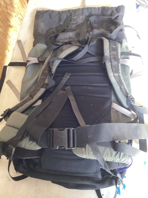 Gregory Hiking Pack Outdoors Camping Backpack Light in Good Condition 4