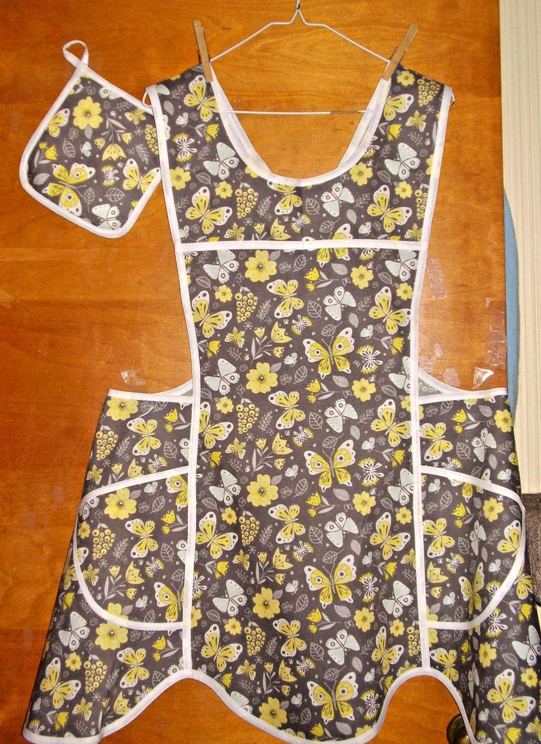HANDMADE BIB APRON- PLUS SZ - CROSS BACK - BUTTERFLIES + FLOWERS- RETRO- VINTAGE gallery