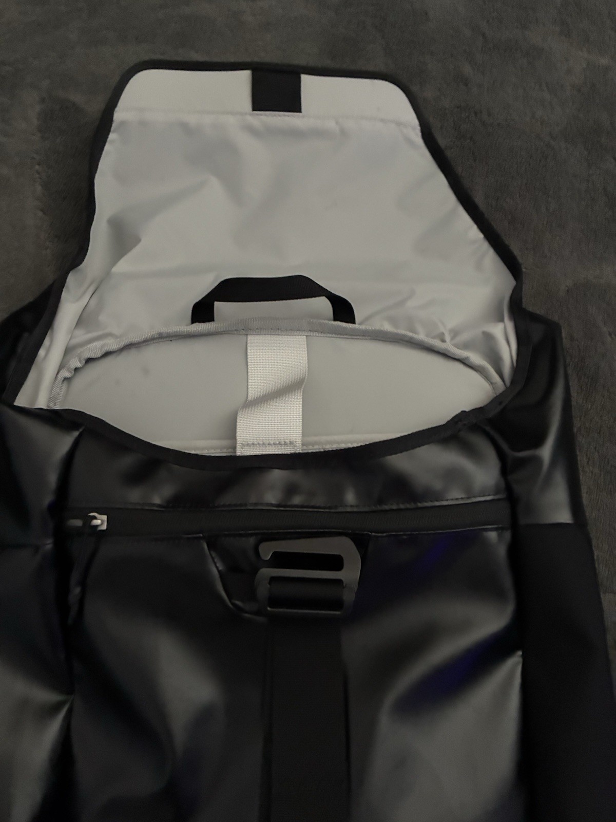 Osprey Transporter Flap 20L Backpack. Black. 3