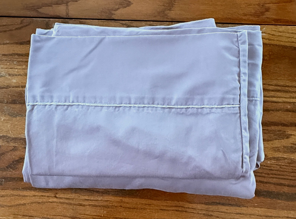 EUC Jennifer Lopez King Flat Sheet 108 x 102"', 2 Pillowcases. Lavender Sateen