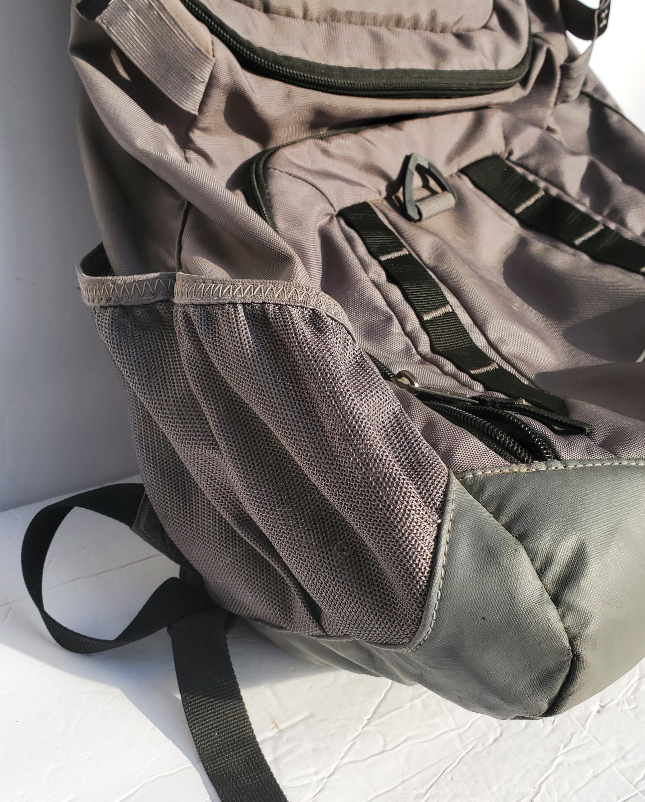 Under Armour Gray Hiking Backpack 5 Pockets Polyester Nylon Adjustable Straps 4