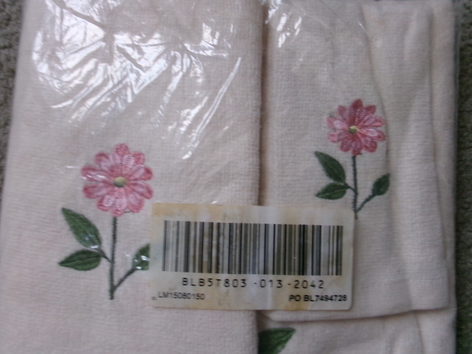 Three Piece Flower Design Ivory Bath Towel Set - NEW gallery