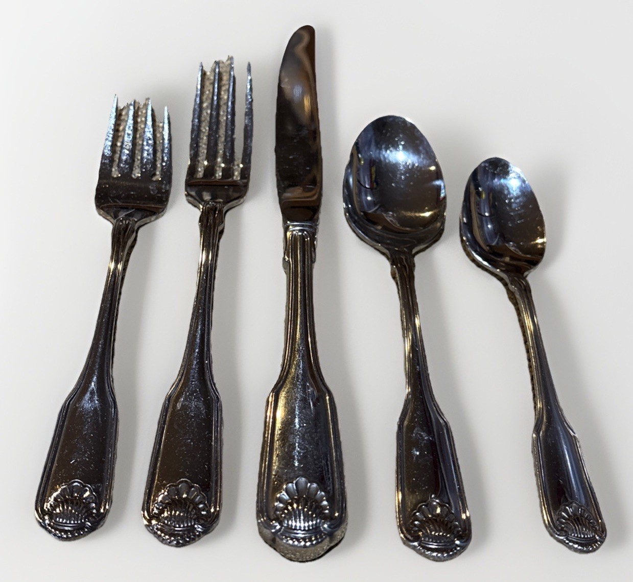 Oneida Classic Shell Stainless Flatware 5 Pc. Place Setting gallery