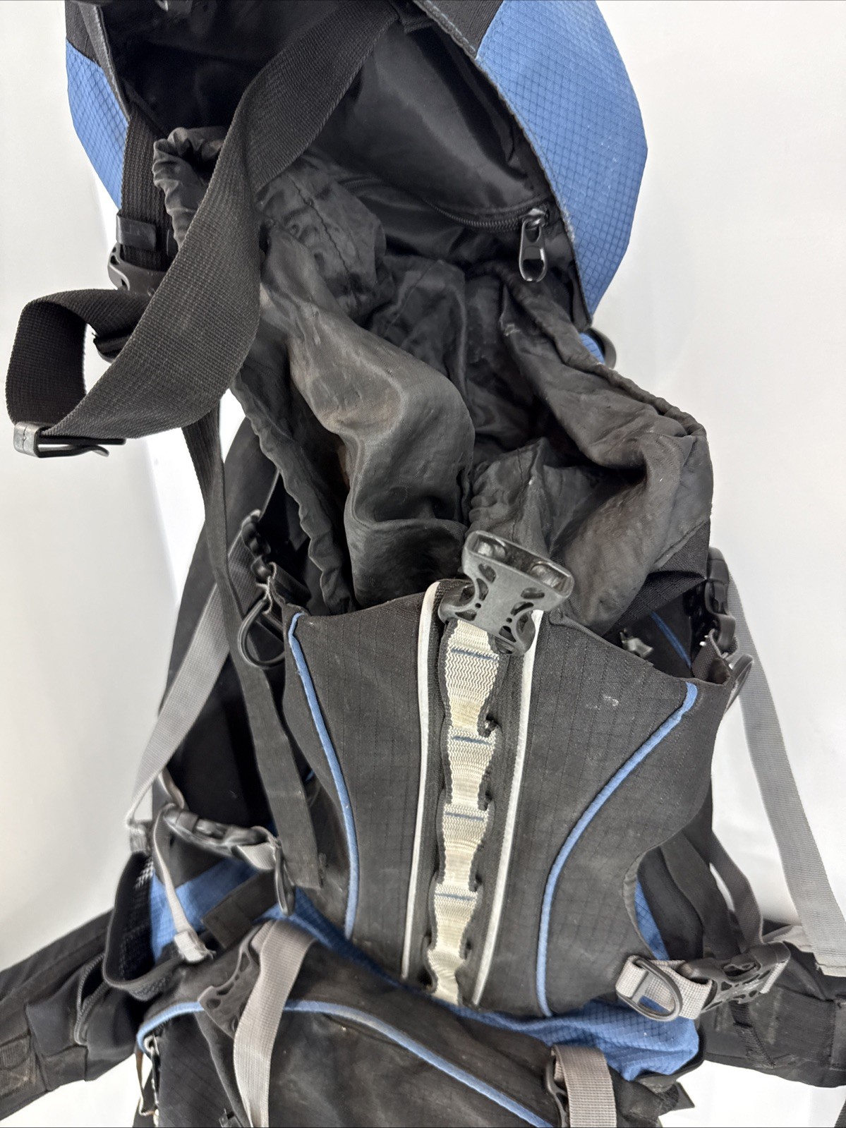 Hi-Tec Odyssey 65 Backpack Hiking Camping Bag 2