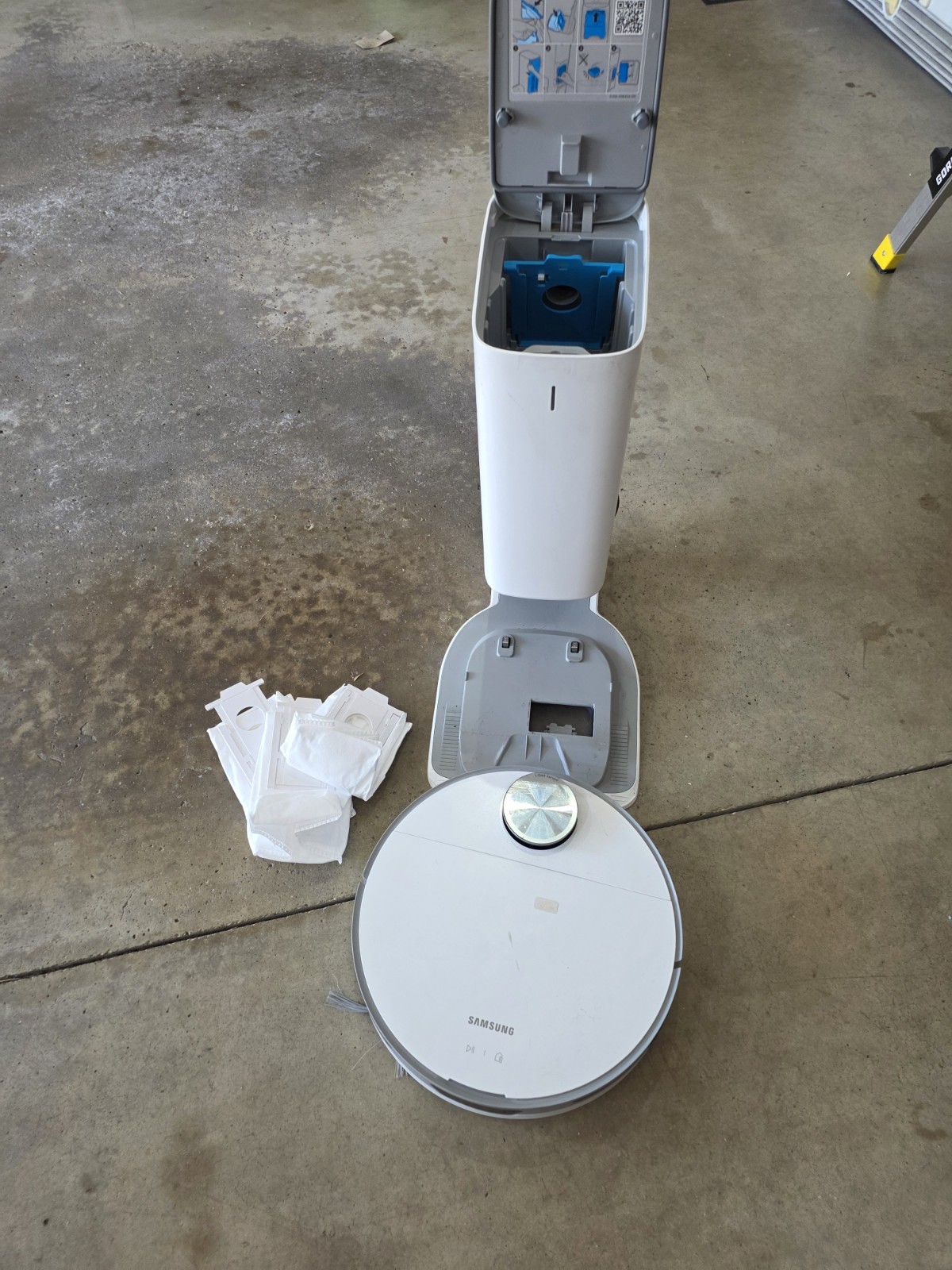 Samsung Jet Bot+ Robotic Vacuum Cleaner with Clean Station gallery