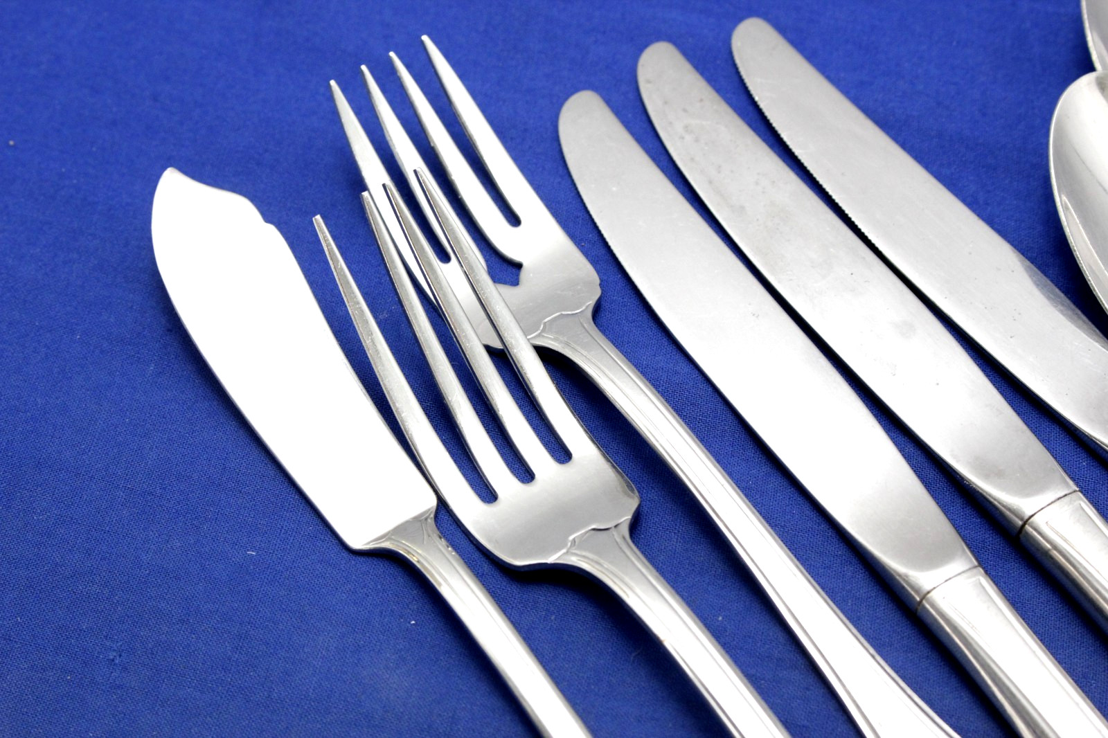 9 pieces glossy stainless flatware MIDTOWNE 1995 Oneida USA forks knives spoon gallery