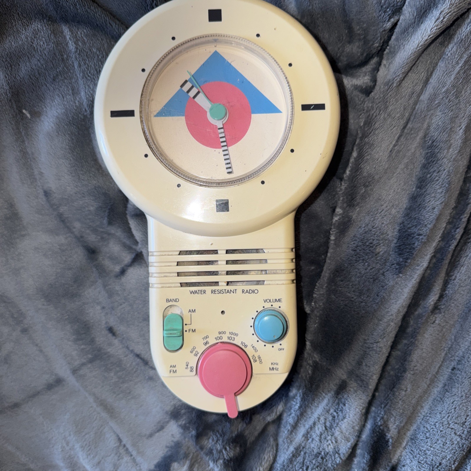 Vintage 1980's Comtech 2288 AM/FM Water Resistant Shower Radio with Analog Clock gallery