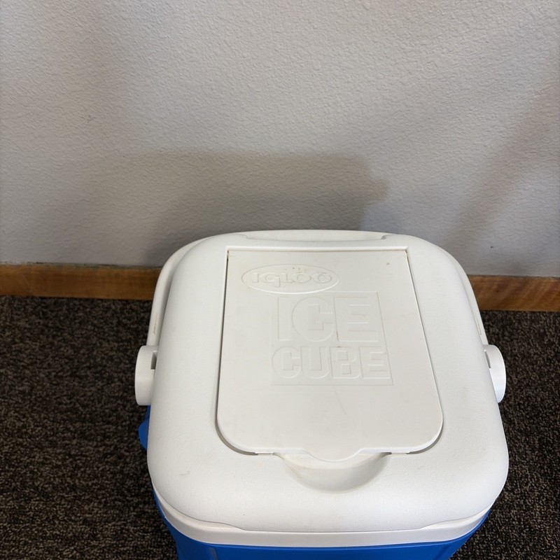 Igloo Ice Cube Cooler Small 12qt Approx 14 Cans Blue and White Nice! gallery