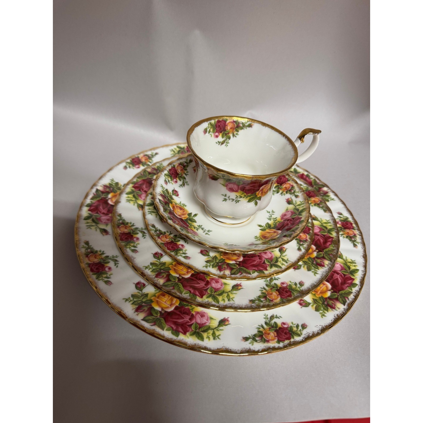 Royal Albert Old Country Roses 5-Piece Place Setting Bone China England 1962 gallery