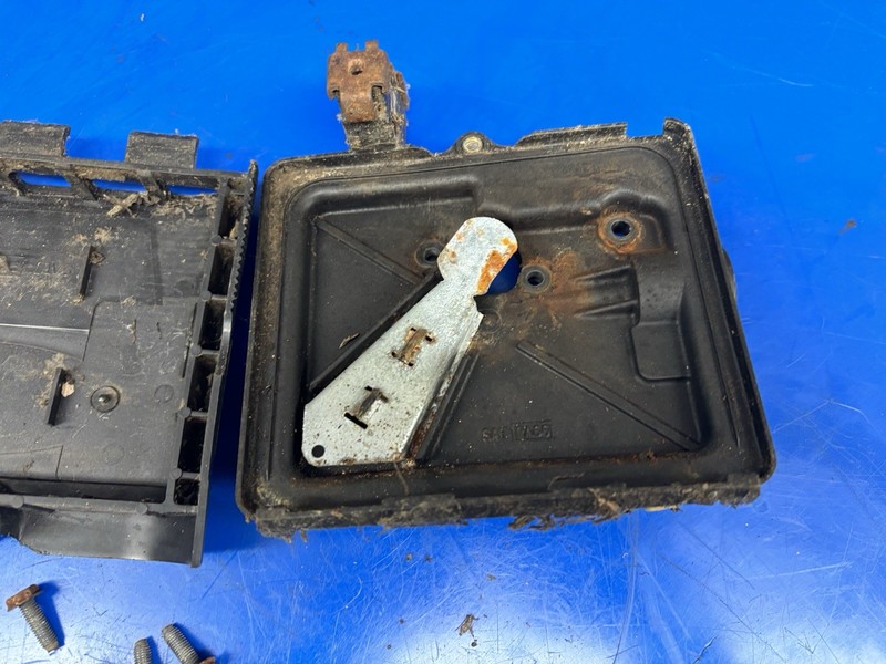 Briggs and Stratton Engine 124-T020464-E1 Air Cleaner Assembly 692298, 795259 gallery