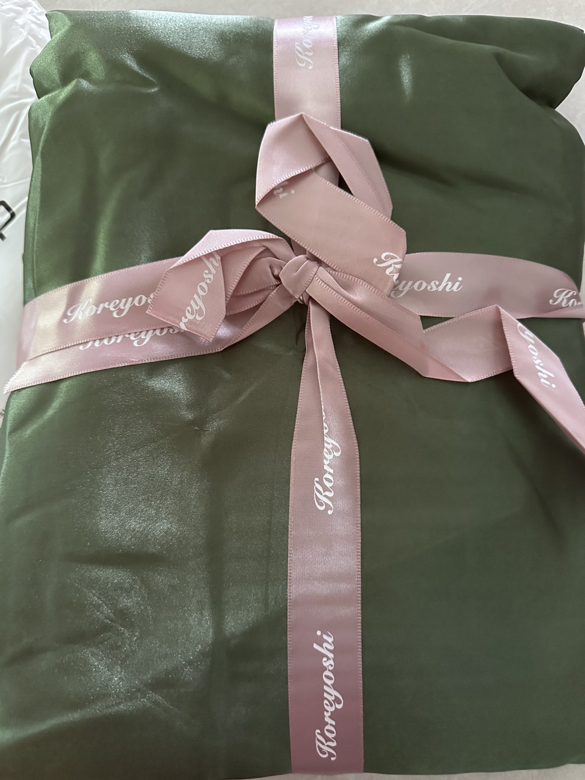 4PC Bed Sheet Set Luxury Satin Silk Sheet Set Ultra Soft Wrinkle Free Collection gallery