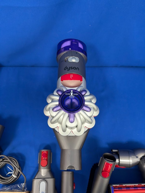 Dyson V7 Advanced Cordless Stick Vacuum Cleaner-Silver/Nickel gallery