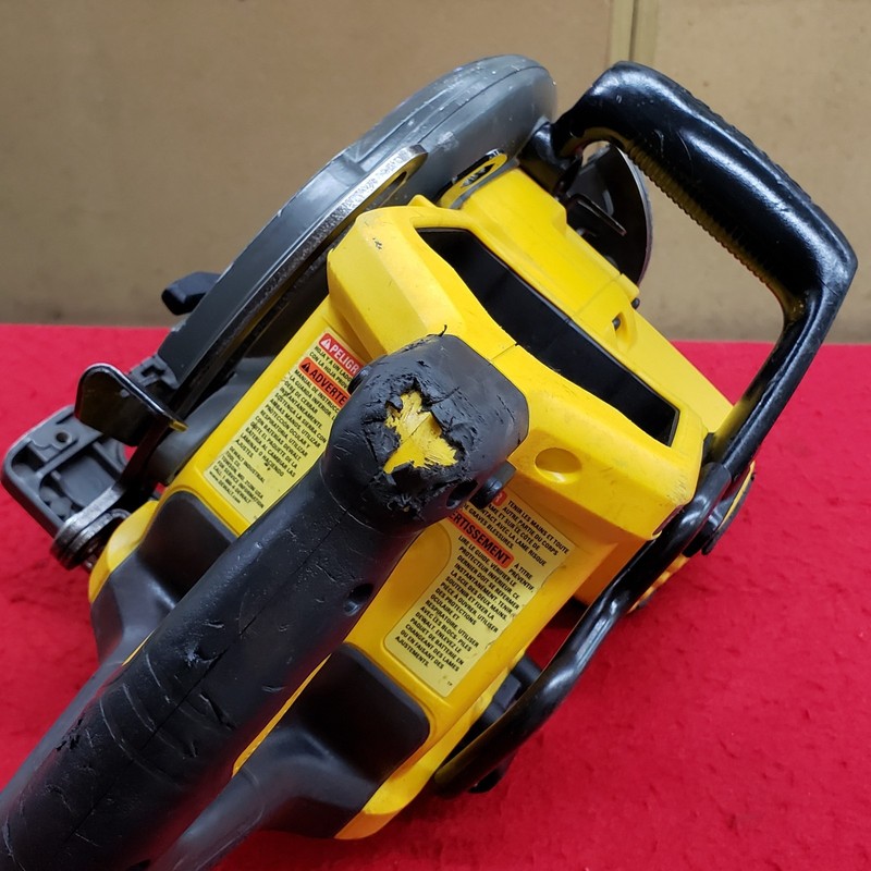 Dewalt Flexvolt 60V Max 7-1/4in Cordless Circular Saw Tool Only - DCS577B - Wear gallery
