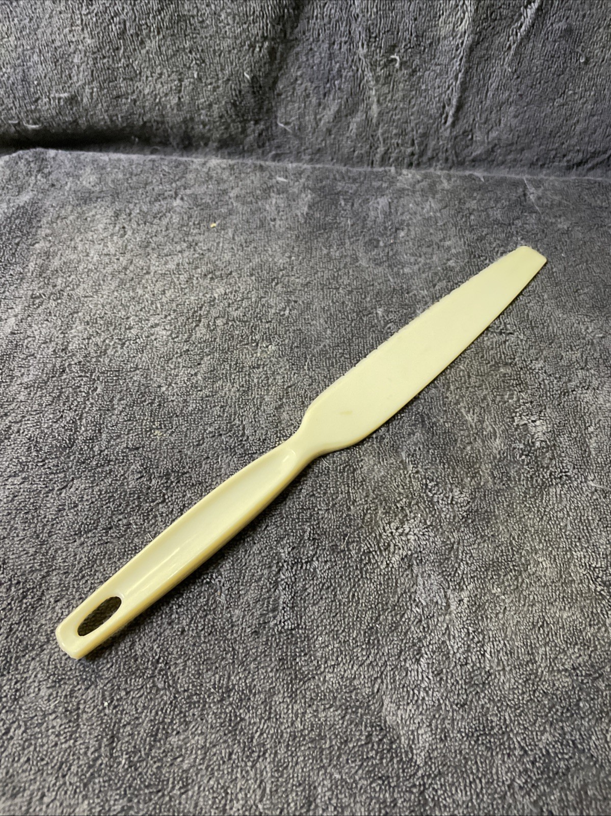 Vintage / Retro Foley nylon plastic icing spreader or cake knife in Off White gallery