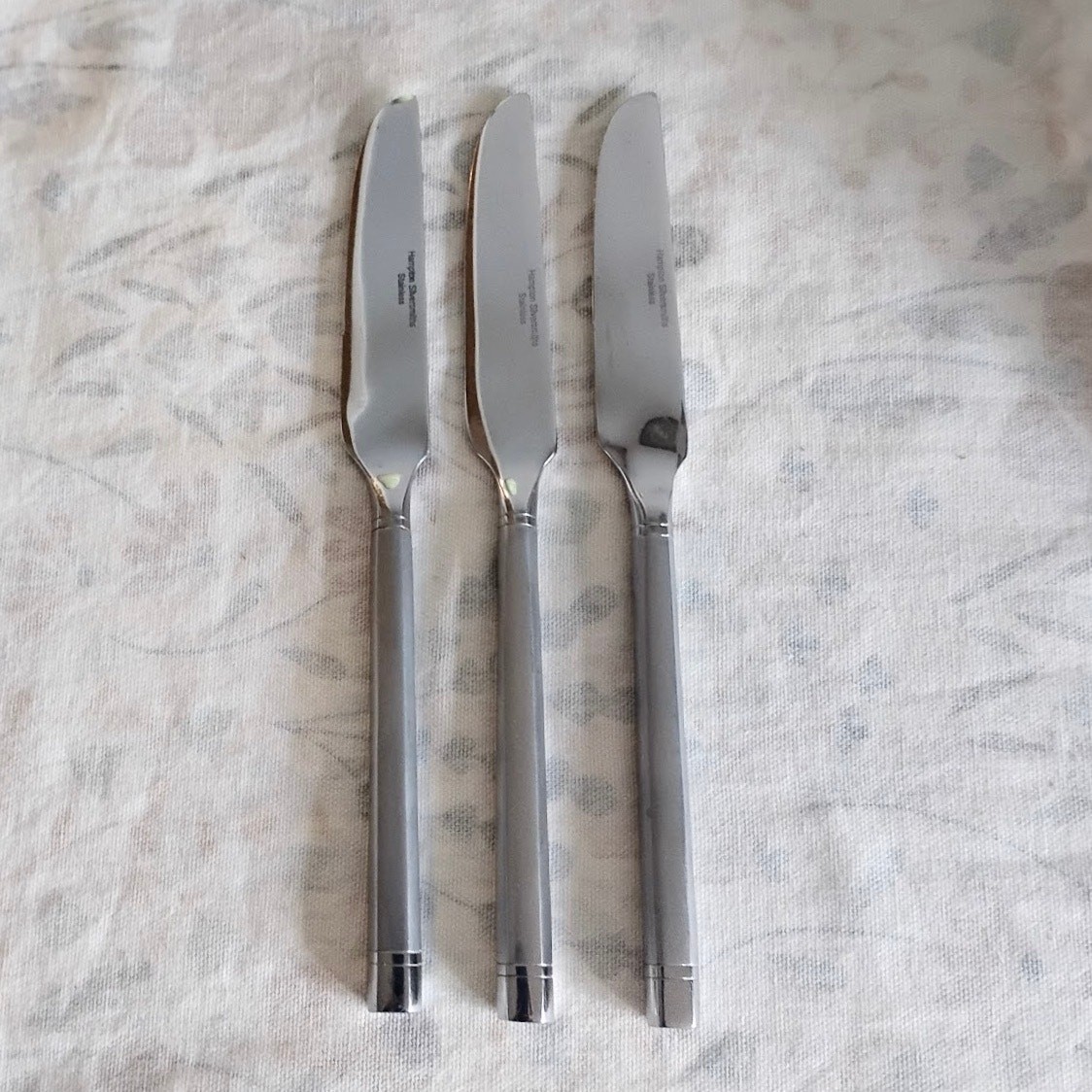 3 Hampton Silversmiths Ritz Frosted Dinner Knives Stainless 8 5/8" gallery