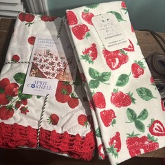 April Cornell STRAWBERRY Tablecloth Cotton Crocheted Trim 60”x 60” + 3 Towels