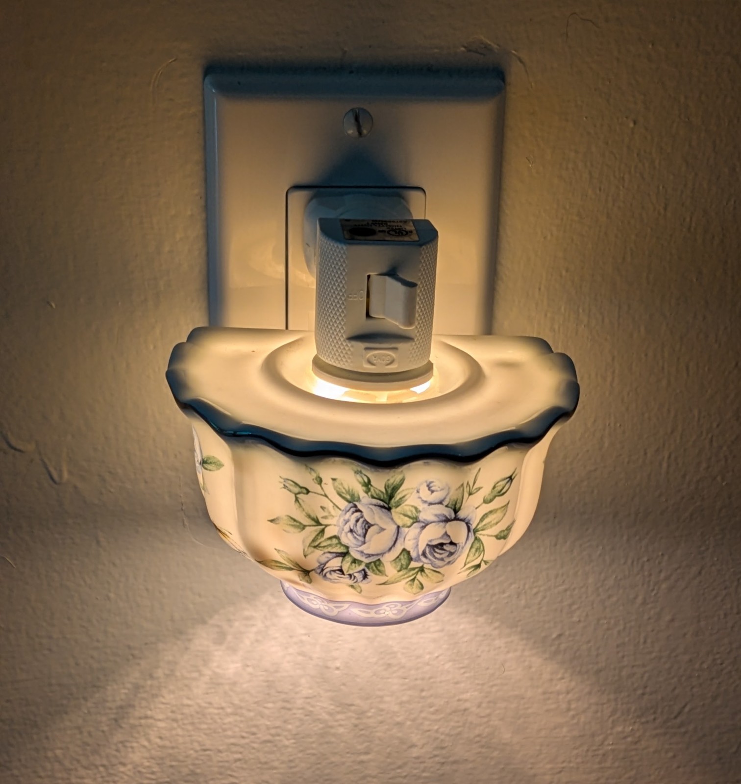 Teacup Night Light Blue Cabbage Rose Floral Pattern Gold Scalloped Trim Ex Con gallery