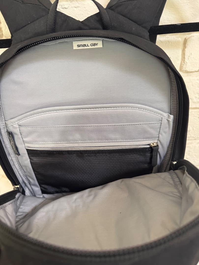 Osprey Daypack Black Lightweight Backpack with Multiple Pockets Used 3