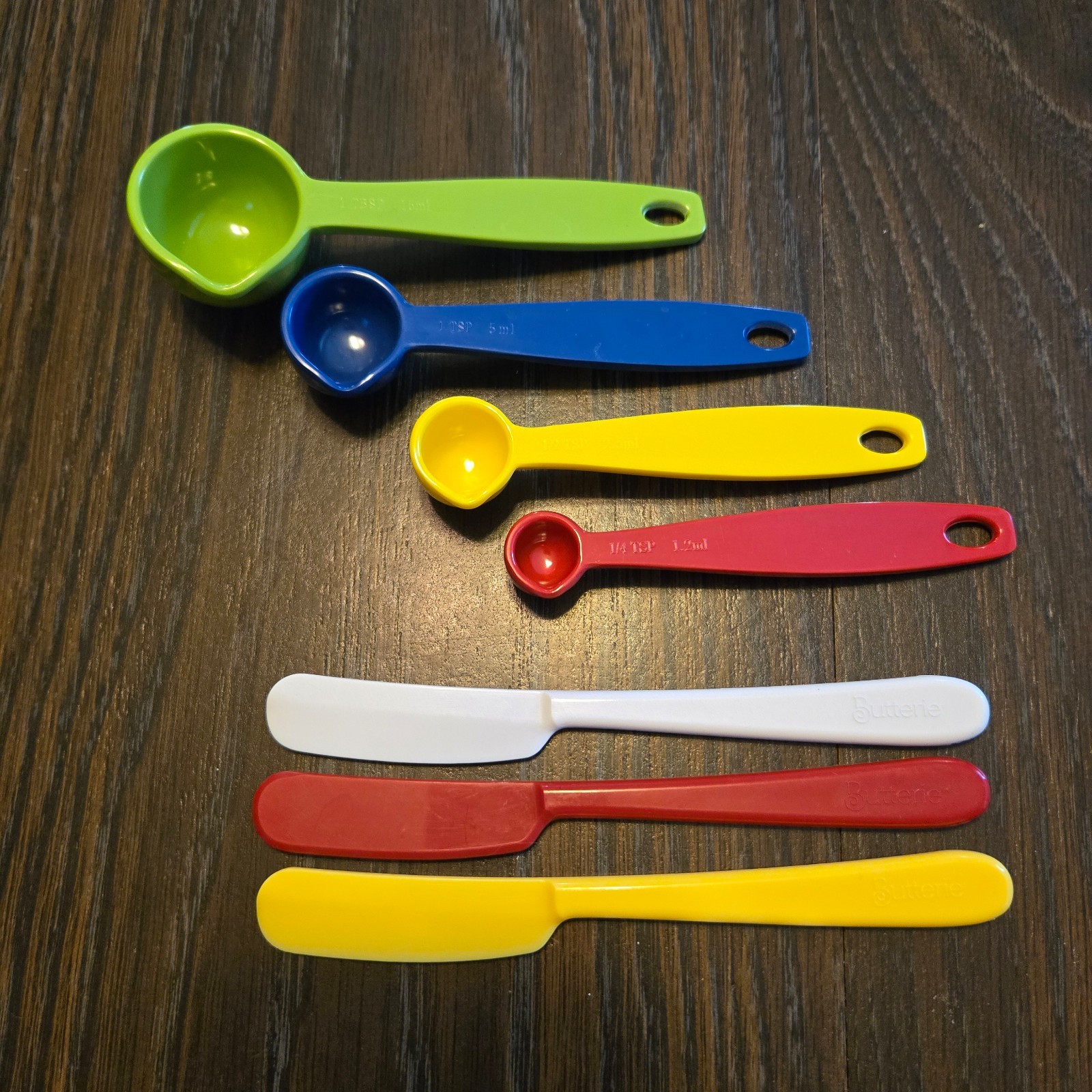 4 Sur La table Measuring Spoons Set Vintage Primary Color and 3 Butterie Knives gallery