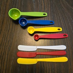 4 Sur La table Measuring Spoons Set Vintage Primary Color and 3 Butterie Knives