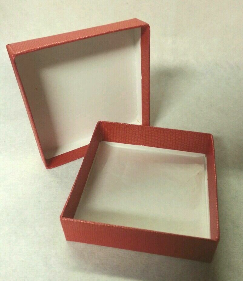 Red Gift Boxes square x 12 pieces gallery