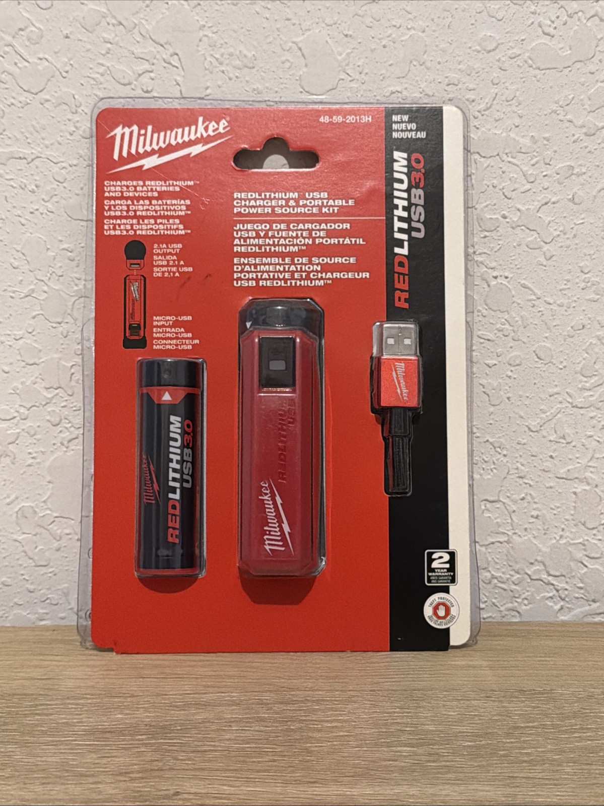 Milwaukee 48-59-2013H REDLITHIUM USB Charger & Portable Power Source Kit gallery