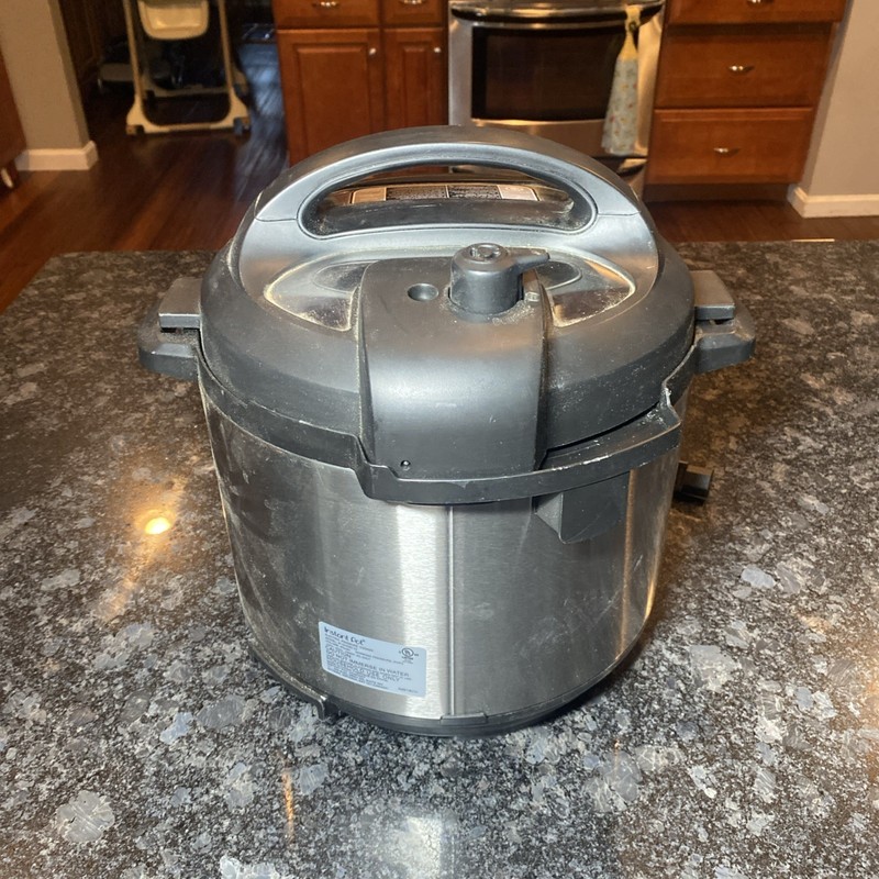 Instant Pot IP-DUO60 V3 6 Quart Programmable Pressure Cooker gallery
