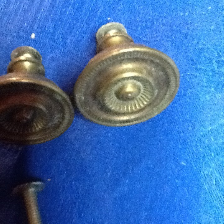 ANTIQUE VICTORIAN-STYLE BRASSPLATE KNOBS 4 LARGE 7 SMALL (WITH SCREWS) 060526AR gallery