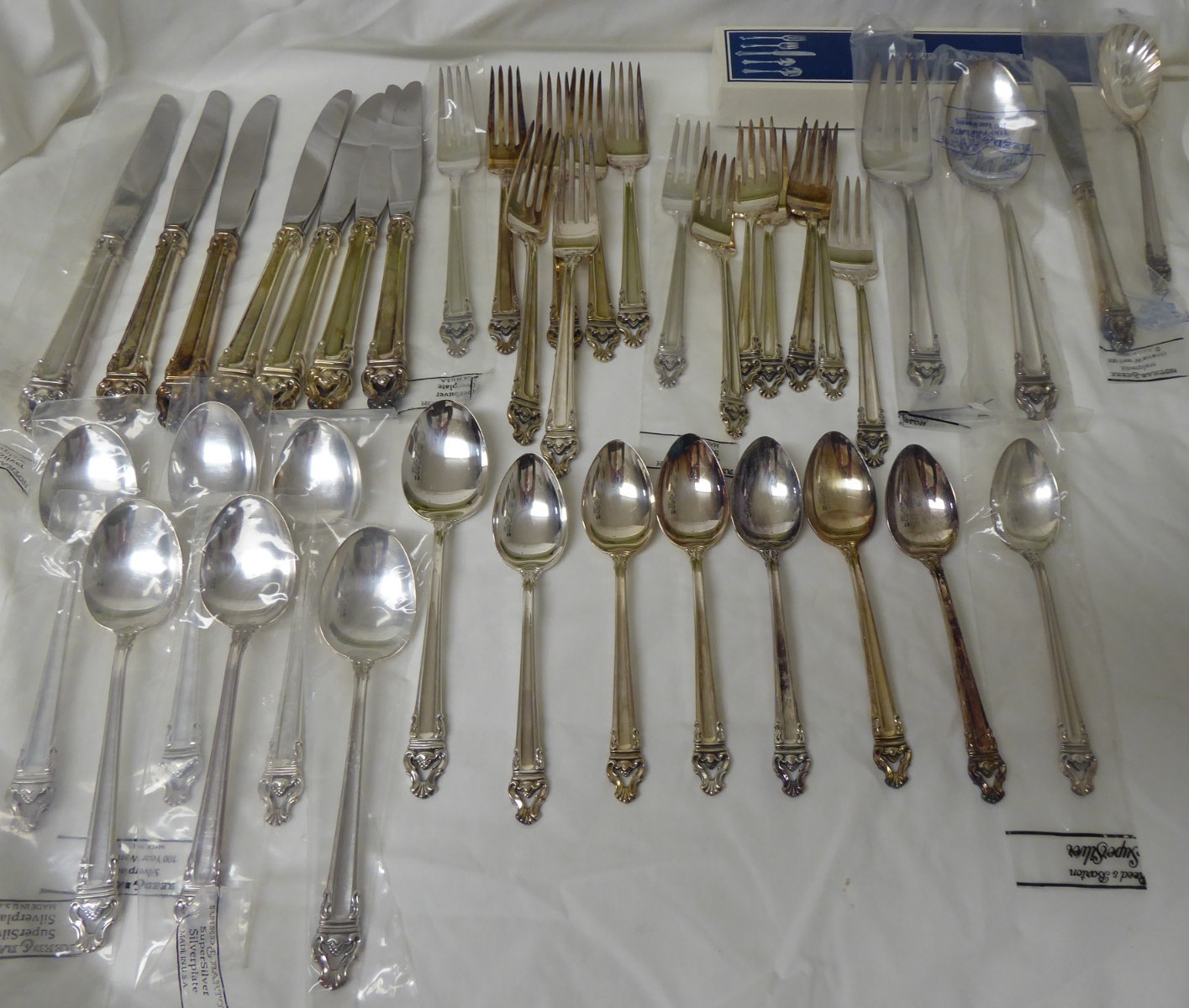 39 PC REED & BARTON - EMPEROR - SILVERPLATE FLATWARE SET - 7 SETTING & 4 SERVING gallery