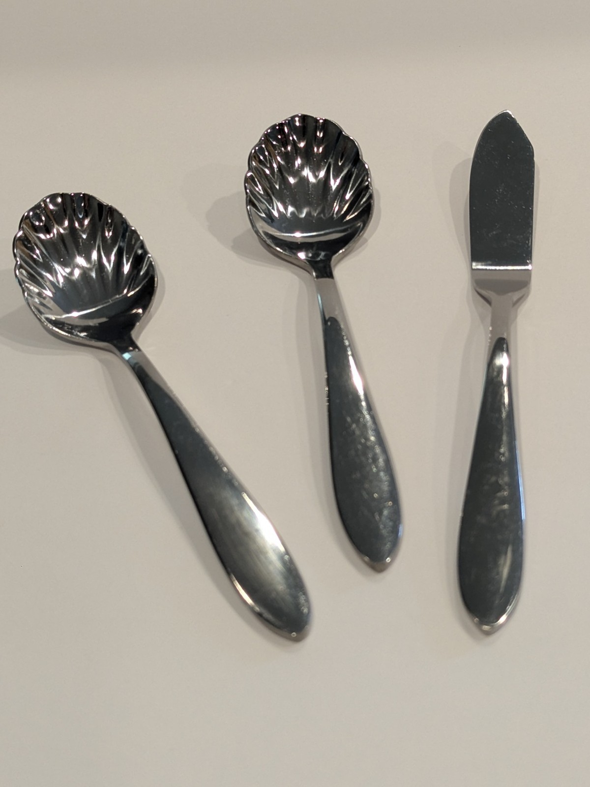 Oneida Mooncrest Stainless Sugar Shell Spoons And Butter Knife/Spreader gallery