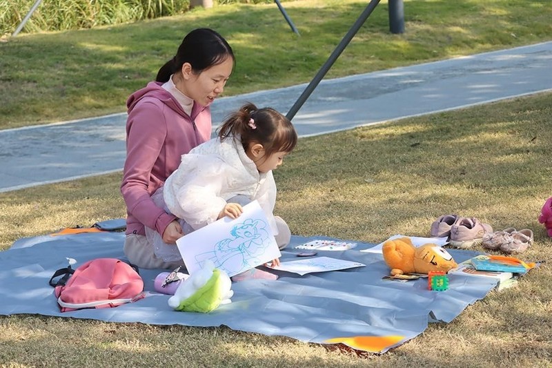 Lightweight 55"x79" Pocket Picnic Blanket - Waterproof & Quick Dry Setup gallery