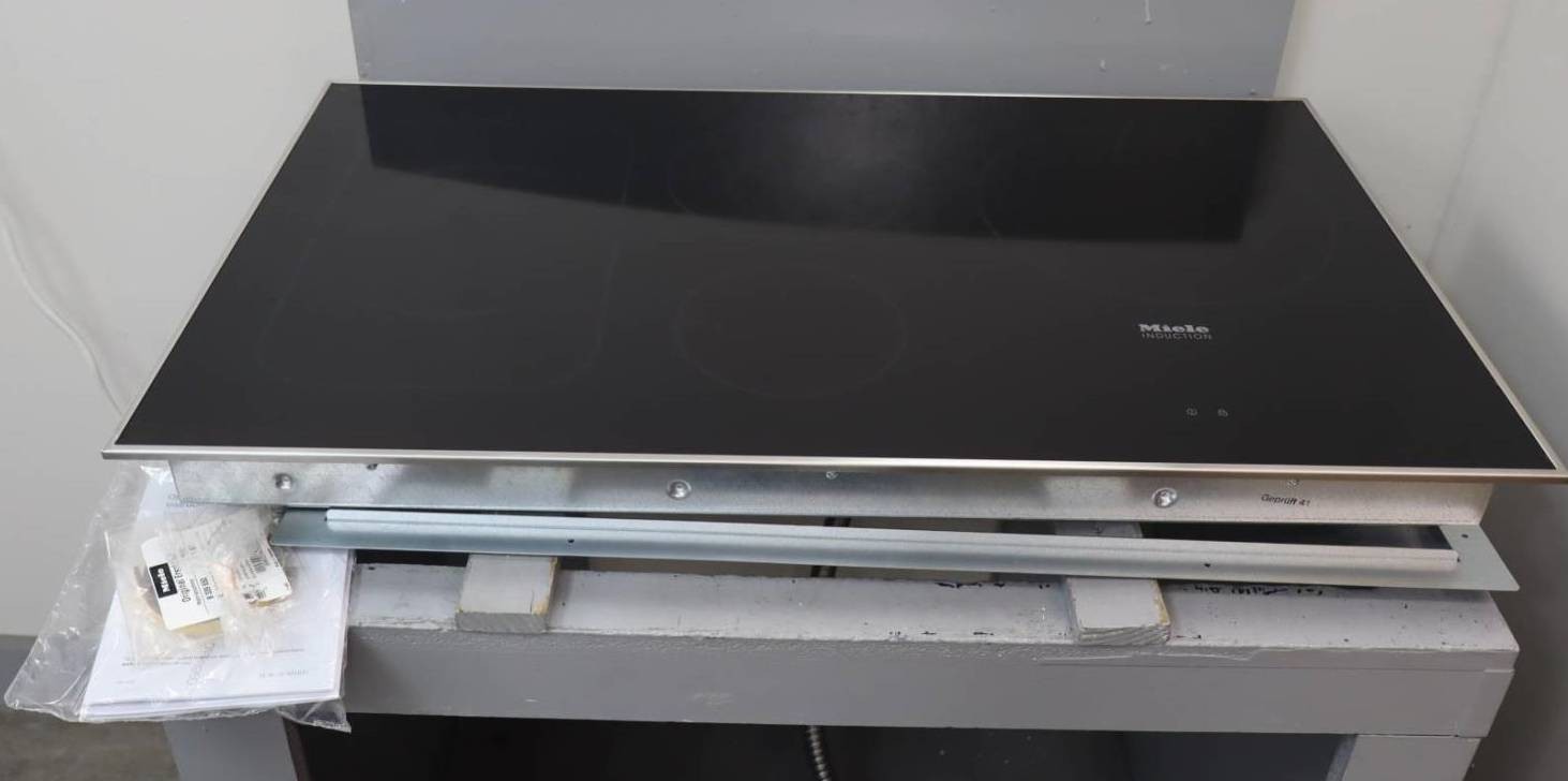 Miele 36" 5 Cooking Zones PowerFlex Tech Framed Induction Cooktop KM6370 gallery